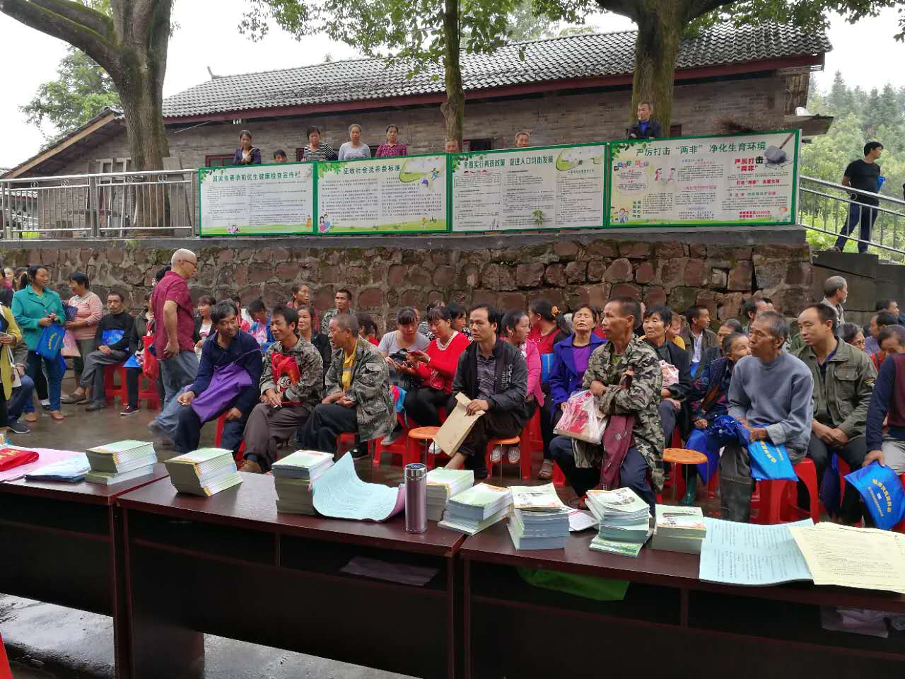 金融精准扶贫宣传活动2.jpg
