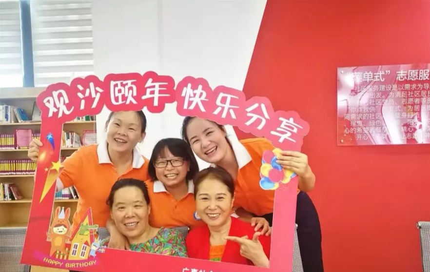 与关怀对象合照留影