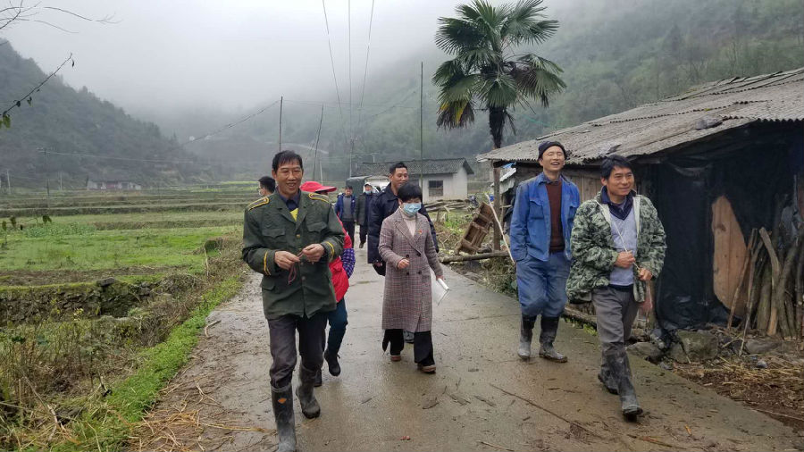 行长龙旋在边城镇火焰土村走访养殖户.jpg