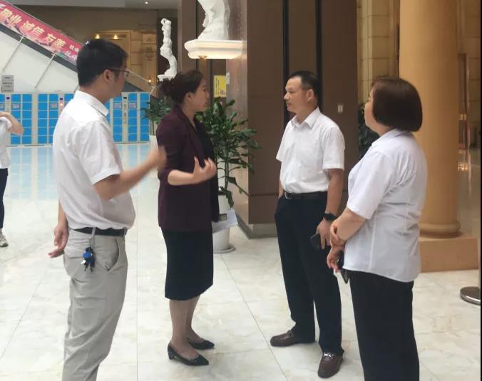 (曾国平与湘潭综保区副主任包胥琪交流).jpg