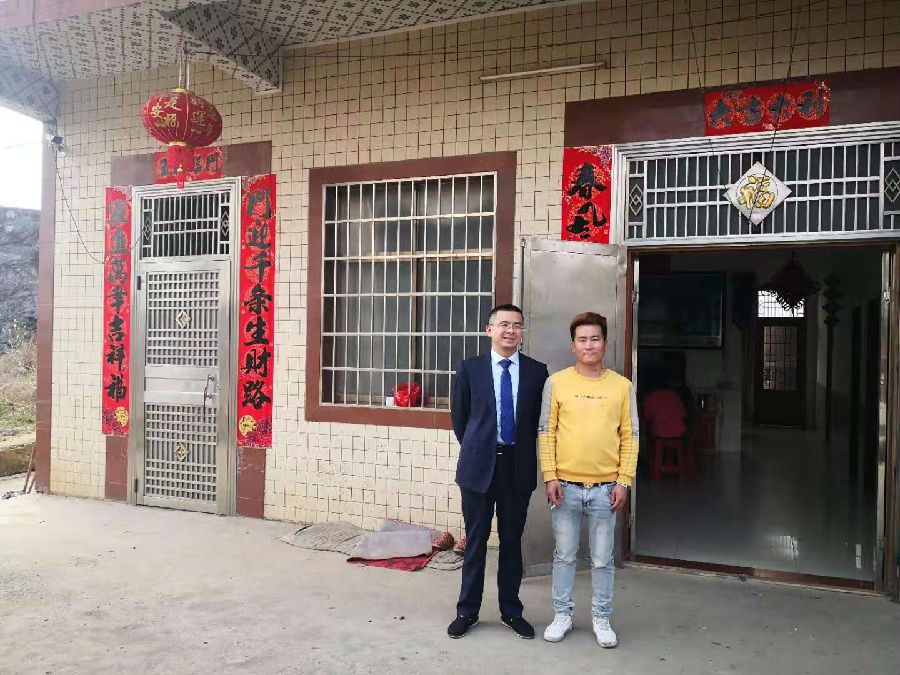 在客户家中做贷前调查.jpg