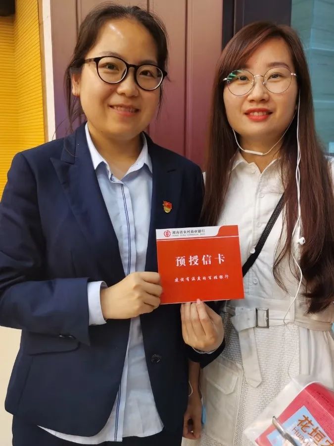 图为现场发放预授信卡.jpg