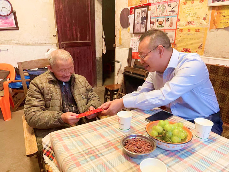 向董走访慰问王老.jpg