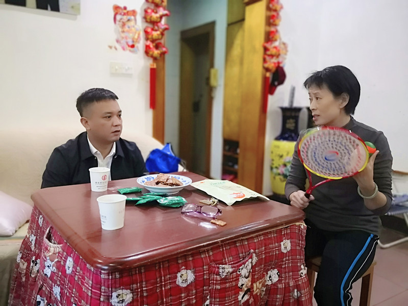 黎行慰问老员工.jpg