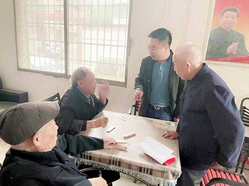 邓监事长慰问老员工.jpg