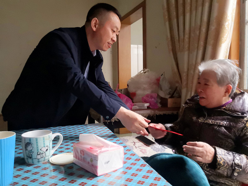 胡行走访慰问图.jpg