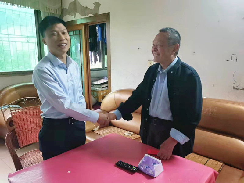 曹行走访慰问老员工.jpg