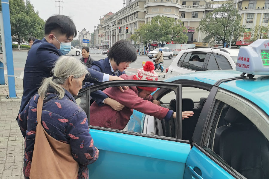 营业部正副主任发放面包牛奶护送老年人上车.jpg