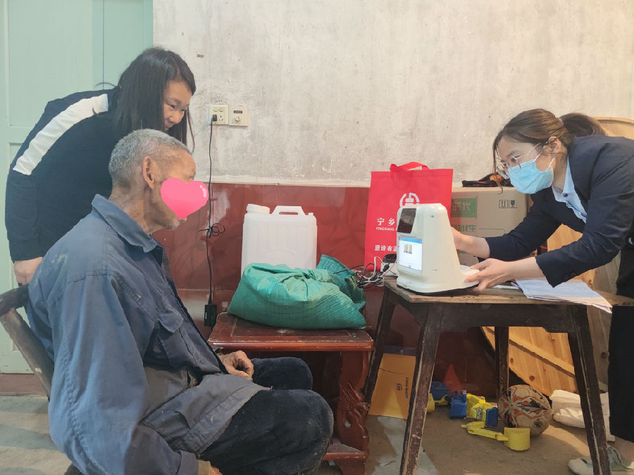 上门为不方便出门老年人办理社保卡.jpg