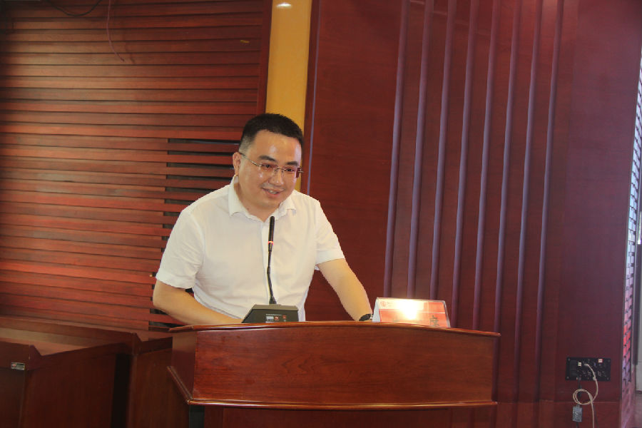 先进典型代表作交流发言.JPG